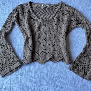 Hello I’m selling this cute long sleeve never been worn